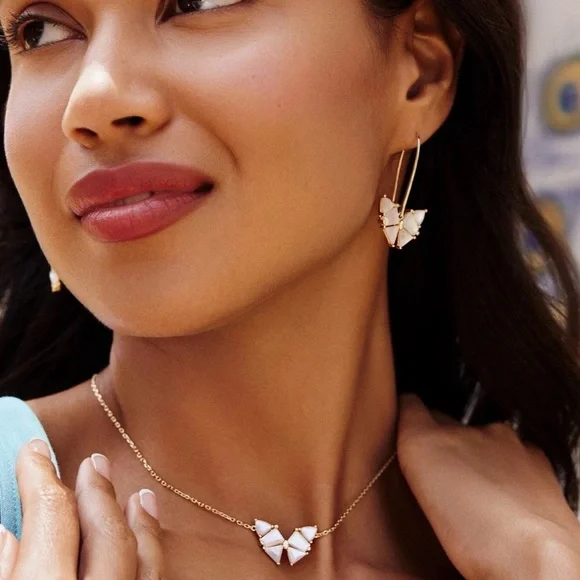 BNIB Authentic/Signed Kendra Scott Blair Butterfly Ivory MOP Necklace-Reversible - Picture 2 of 7